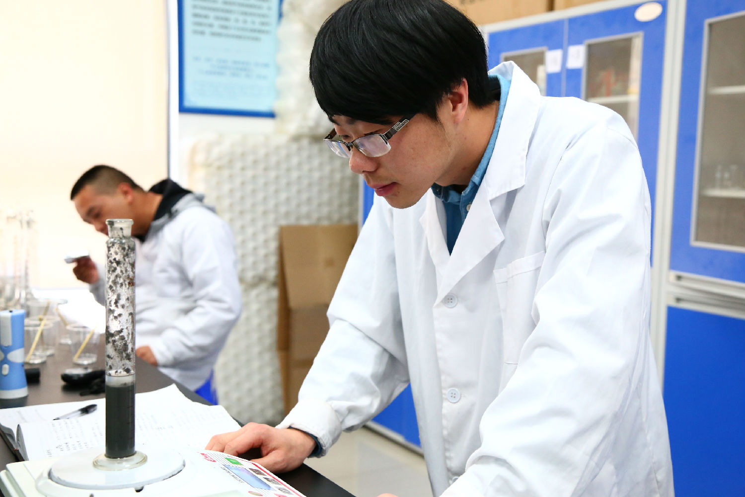 造紙污水泡沫在中聯(lián)邦實(shí)驗(yàn)室消失的秘密