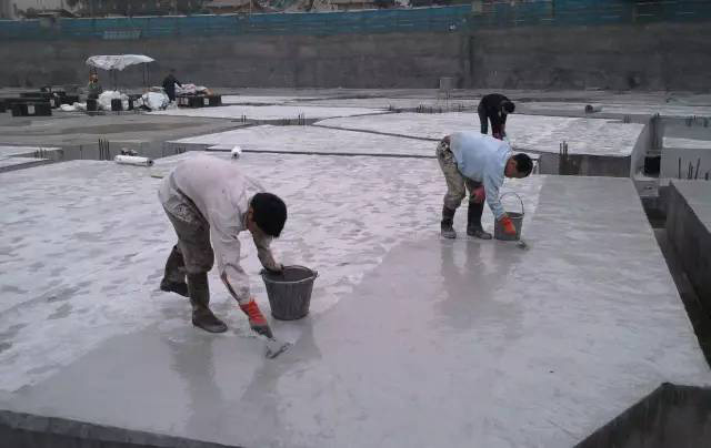 為何防水涂料減少8道工序？因?yàn)榉浪苛舷輨? title=