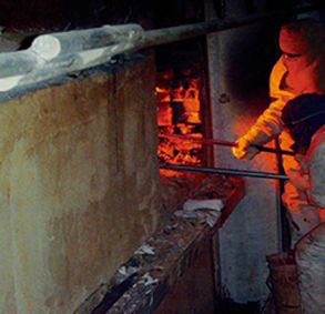 為何玻璃窯爐消泡劑深受涂料廠家的喜愛