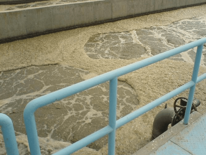 曝氣池污水處理難？中聯邦水處理消泡劑來出擊