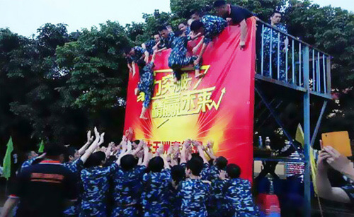 推廣精英徒手攀爬畢業(yè)墻